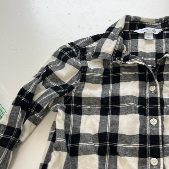 Old Navy XS Black White Plaid Flannel Long Sleeve Button Up Collared Top - Picture 2 of 5